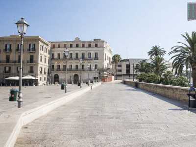 Per raggiungerla partiamo da piazza del Ferrarese e, spostandoci sulla nostra destra, ci incamminiamo su via Venezia